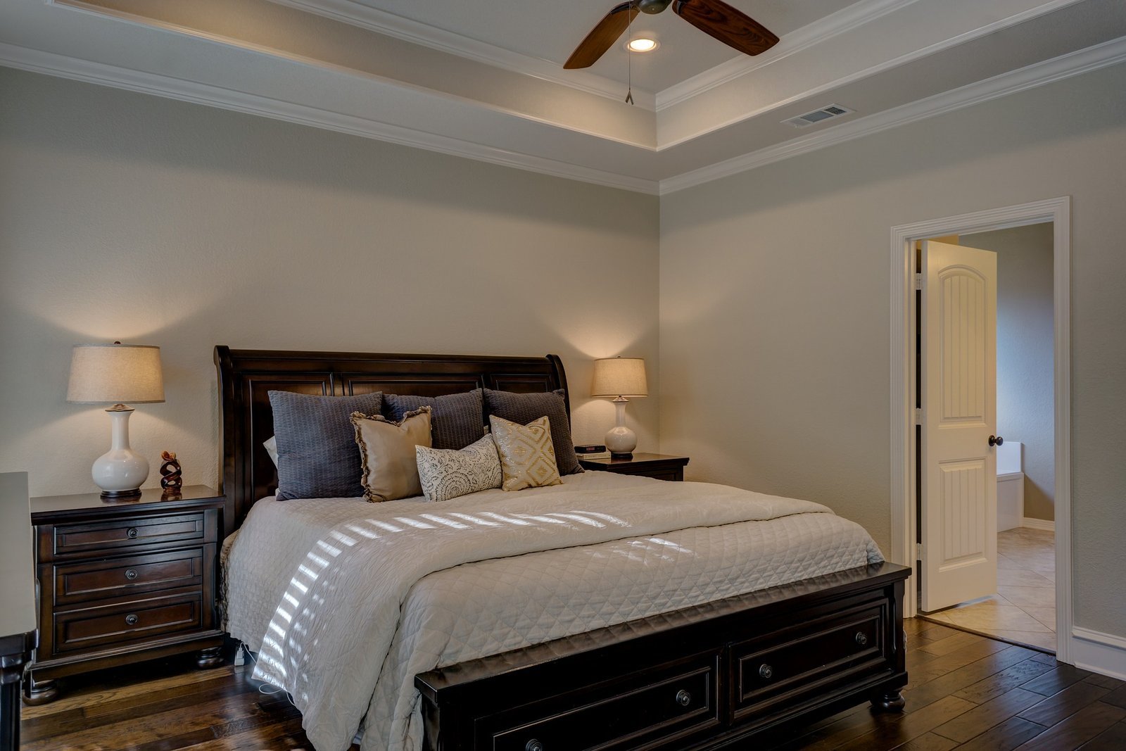 bedroom-1940168_1920.jpg
